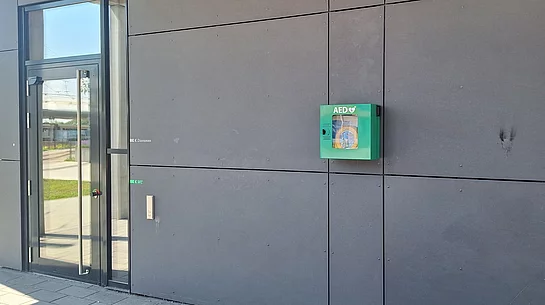 Ein Defibrillator an einer Wand.
