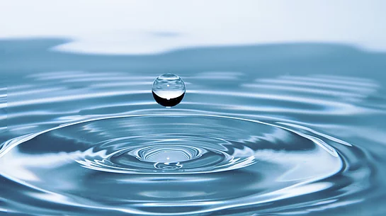 Ein Wassertropfen.